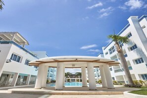 Utendørsbasseng og et oppvarmet basseng