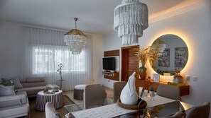 Smart-TV, fotballspill, bordtennis og stereoanlegg