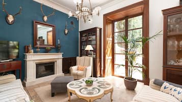 Televisión, chimenea y tenis de mesa