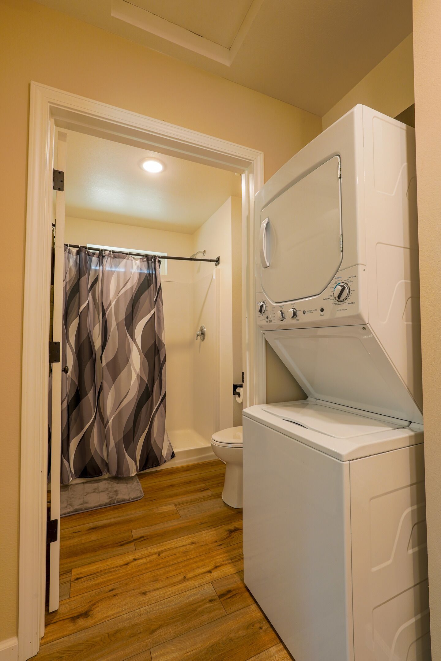 Chuveiro, secador de cabelo, toalhas de banho, sabonete