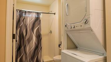 Chuveiro, secador de cabelo, toalhas de banho, sabonete