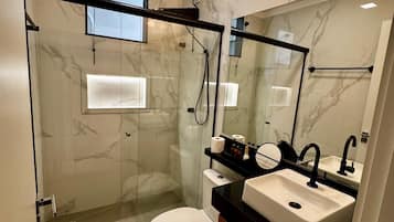 Single Room | Bathroom | Shower, hair dryer, towels, soap