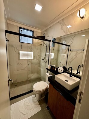 Single Room | Bathroom | Shower, hair dryer, towels, soap