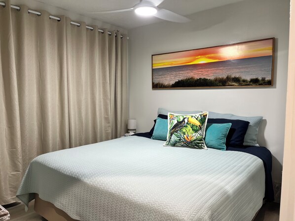 1 bedroom, desk, iron/ironing board, travel cot - Hidden Gem apartment in the heart of Cairns. Free Parking (Cairns City)