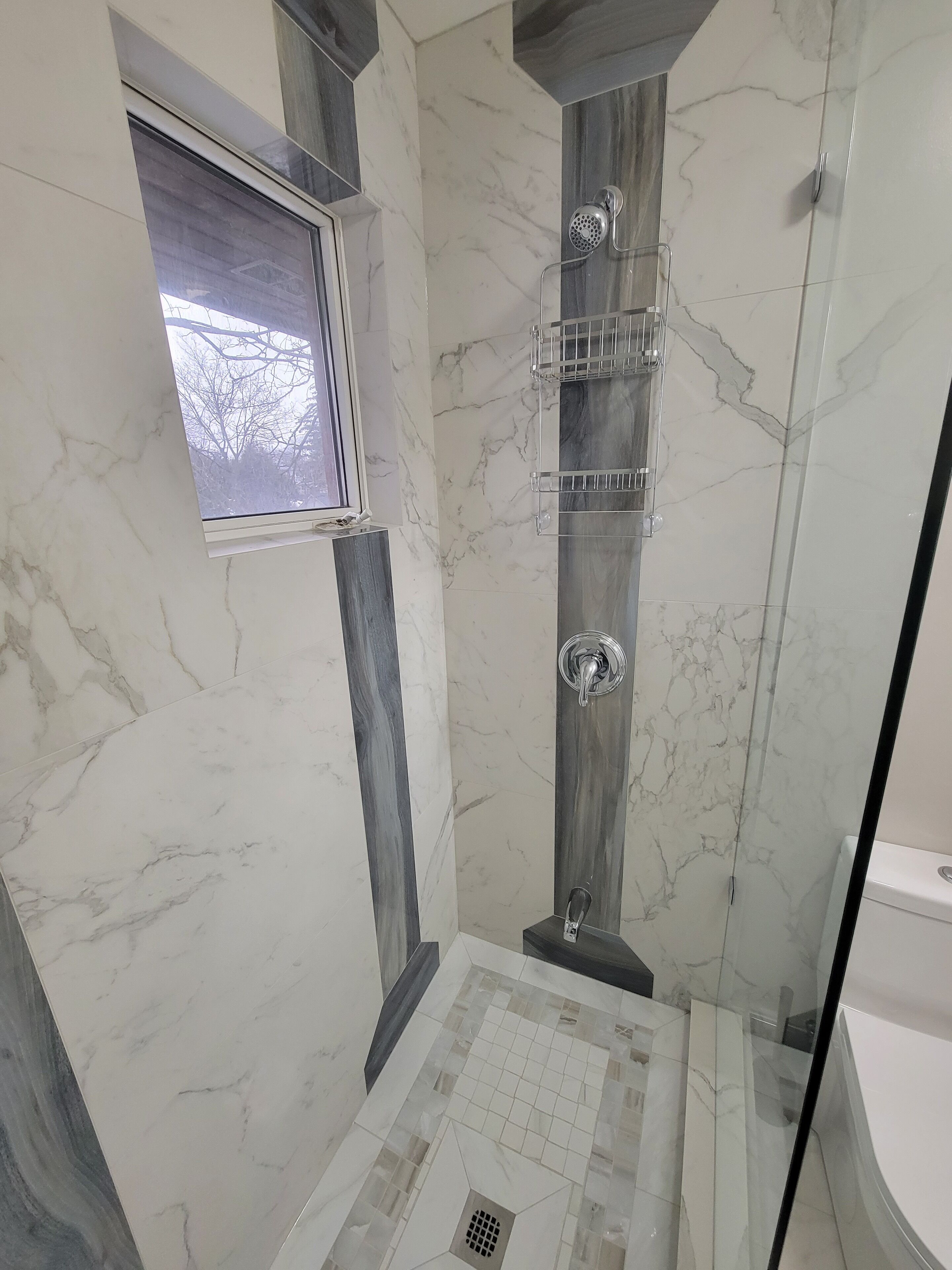 Haartrockner, Handtücher, Seife, Toilettenpapier