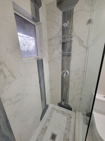 ヘアドライヤー、タオル、石鹸、トイレットペーパー. Charming bungalow in lovely Richmond Hill with AC, WiFi