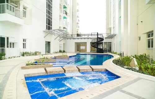 “JP Solana Staycation – Cozy Studio Near SM Manila with Pool & Gym Access!”