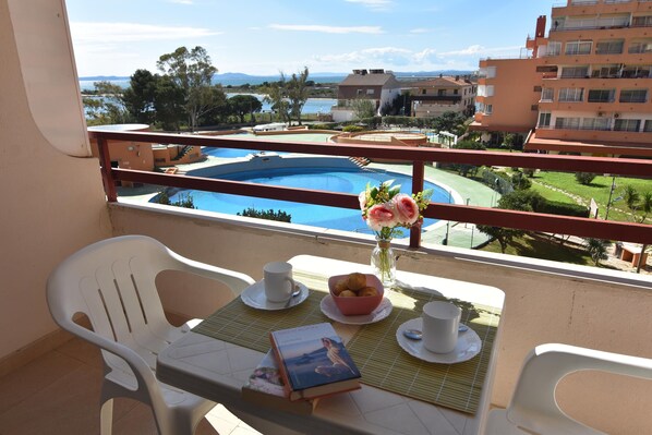 Outdoor dining - Discover the comfort and tranquility of this cozy studio in Roses! (Roses)