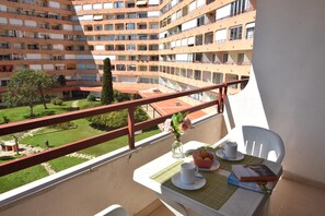 Outdoor dining - Discover the comfort and tranquility of this cozy studio in Roses! (Roses)