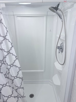 Handtücher, Seife, Shampoo, Toilettenpapier