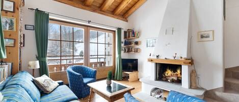 Smart-TV, Kamin, Bücher