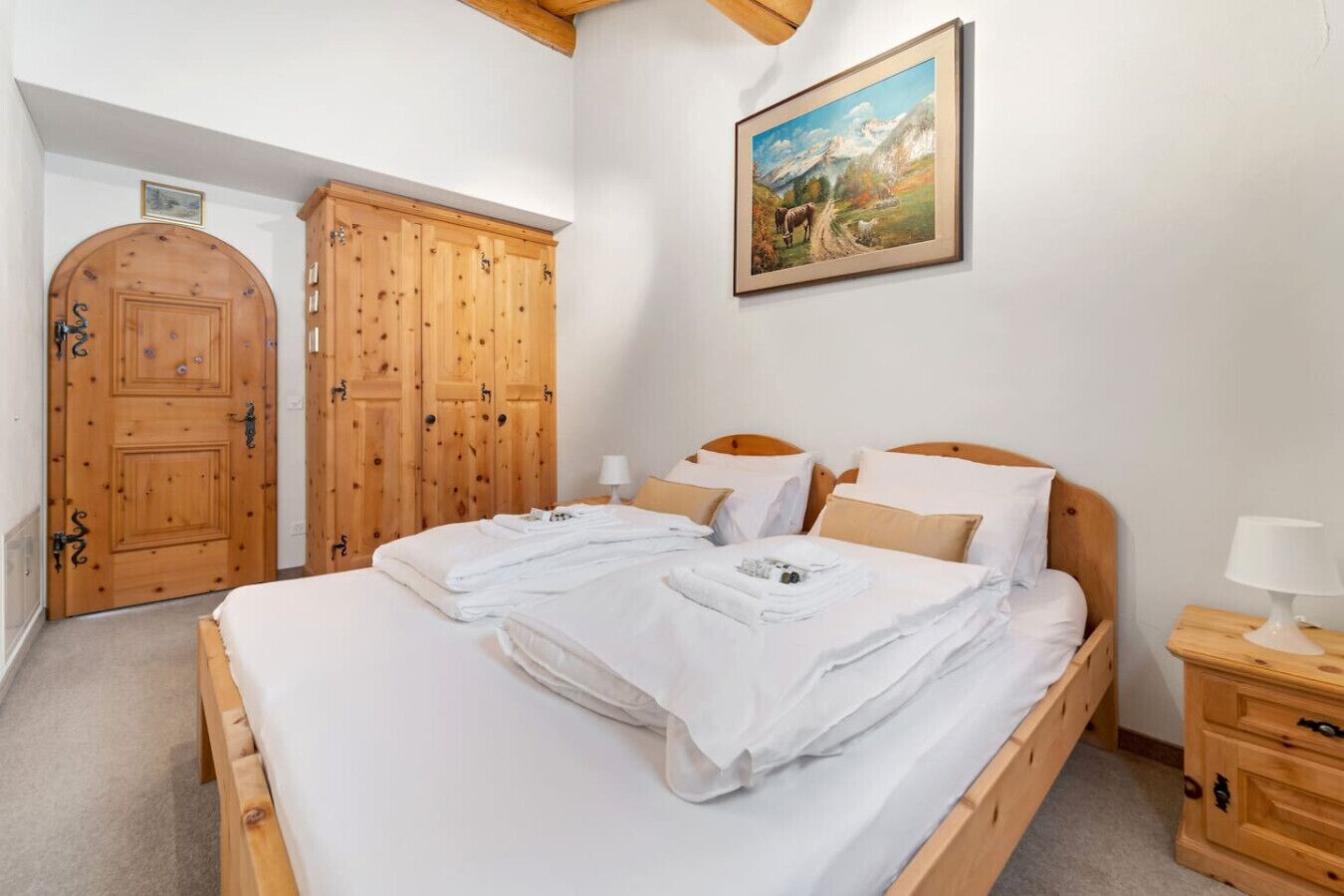 4 bedrooms, desk, iron/ironing board, travel crib