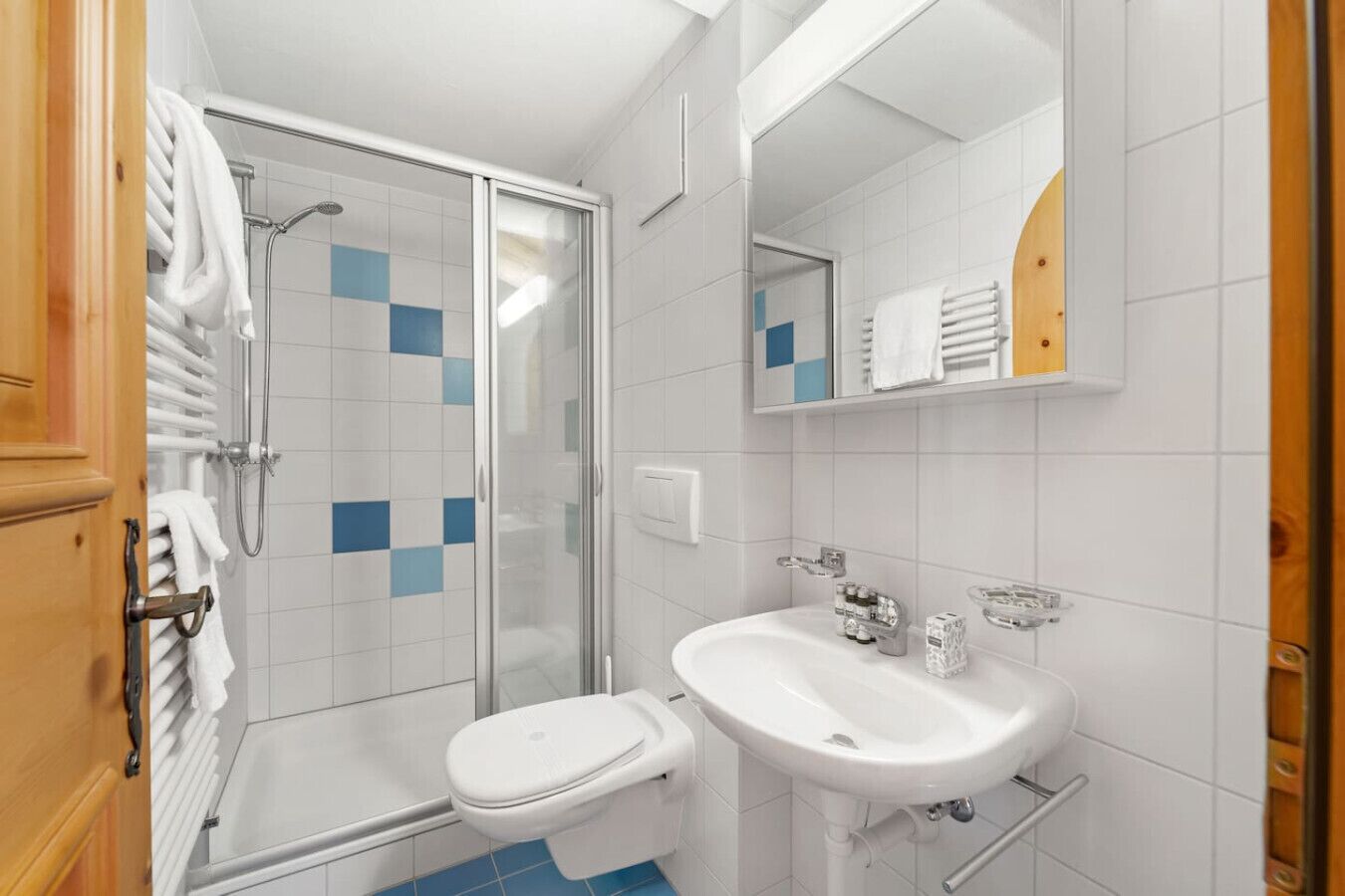 Chuveiro, secador de cabelo, bidê, toalhas de banho