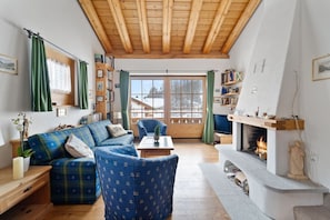 Smart-TV, Kamin, Bücher