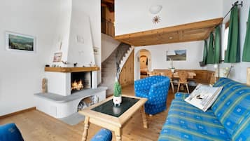 Smart TV, chimenea y libros