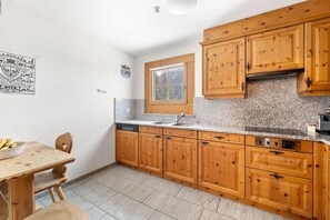 Fridge, microwave, oven, stovetop - Luxury chalet St. Moritz with panoramic mountain view (Madulain)