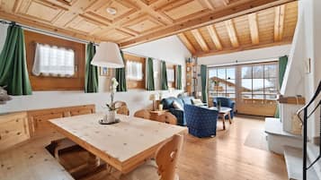 Smart TV, caminetto, libri