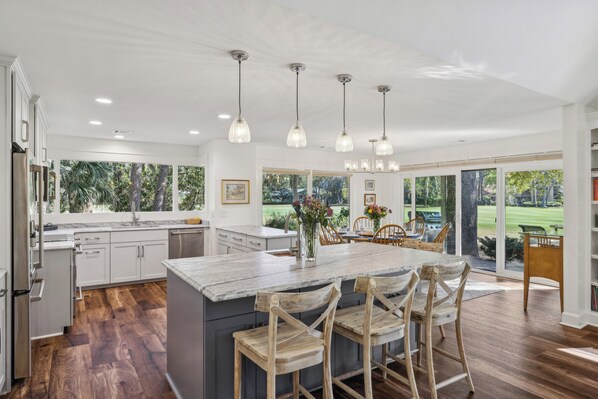 ثلاجة، ميكروويف، فرن، موقد طهي مسطح