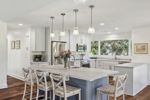 ثلاجة، ميكروويف، فرن، موقد طهي مسطح