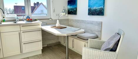 Réfrigérateur, four à micro-ondes, un four, surface de cuisson