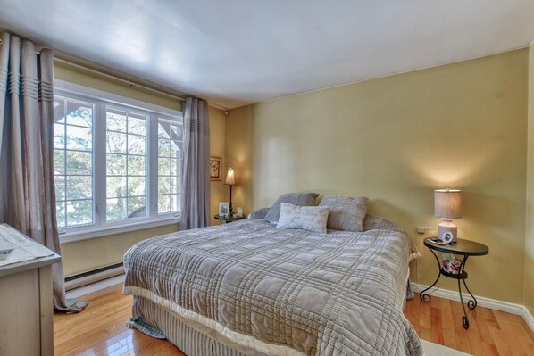 4 bedrooms, iron/ironing board, WiFi