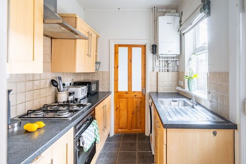 Golden Triangle 2 bed + Garden + Parking