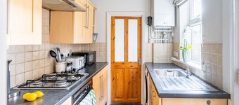 Golden Triangle 2 bed + Garden + Parking