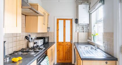 Golden Triangle 2 bed + Garden + Parking