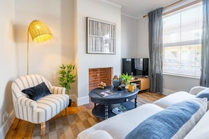 Smart TV y chimenea 