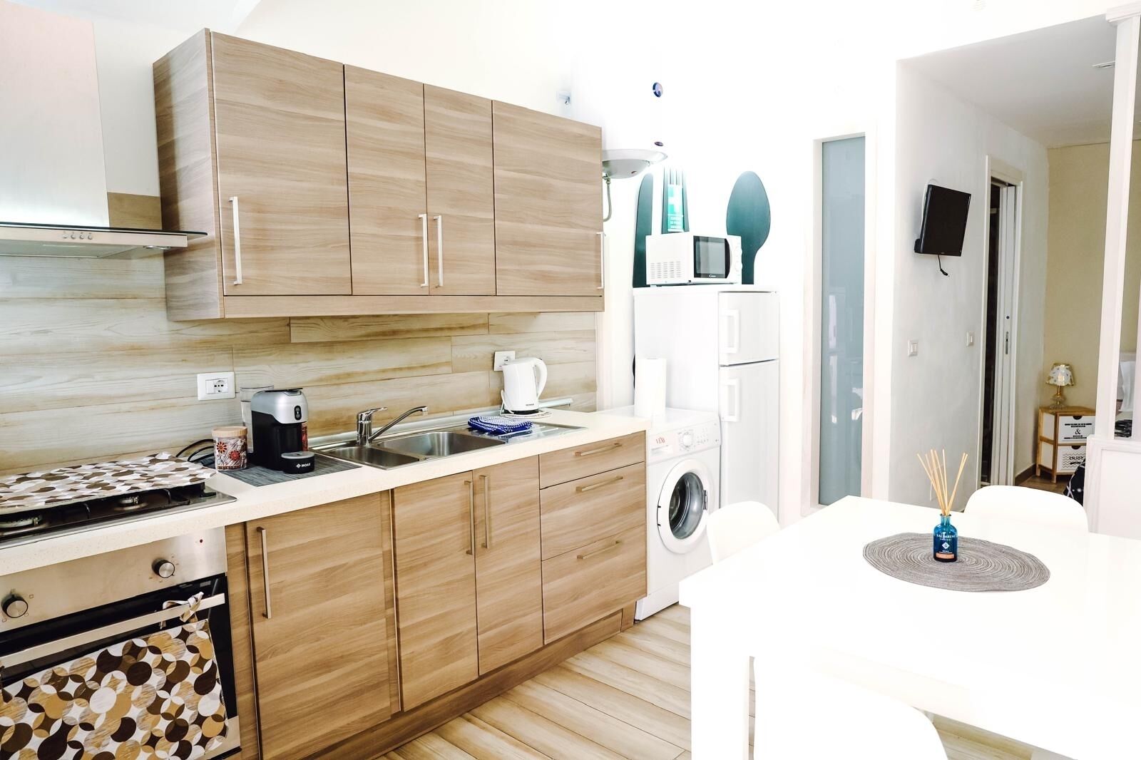 Réfrigérateur, four à micro-ondes, un four, surface de cuisson