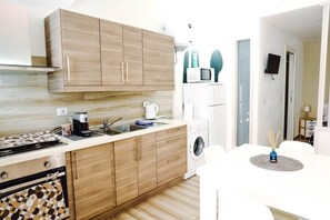 Fridge, microwave, oven, stovetop - Cozy apartment in the historic center of Catania, very close to cathedral (Catania)