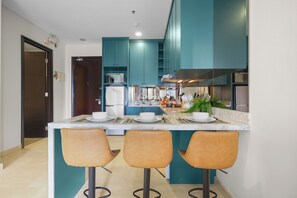 Apartment, 3 Bedrooms, City View | Dining room