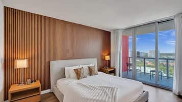 Tabla de planchar con plancha, wifi y ropa de cama