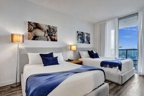 2 soverom, strykejern/-brett, reiseseng for barn og sengetøy