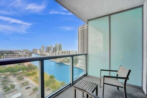 Property grounds - Modern Ocean  Canal View Condo Beach Service 2208 (Hallandale Beach)