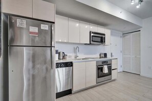 Refrigerador, microondas, horno, placa de cocina