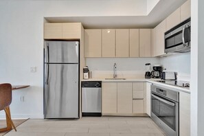 Frigorifero, microonde, forno, piano cottura