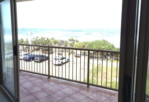 A balcony with a view of the ocean and parked cars. - Pandanus Shores - Unit 6 (Sunshine Coast)