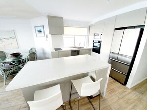 Fridge, microwave, oven, stovetop - Pandanus Shores - Unit 6 (Sunshine Coast)
