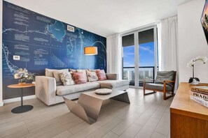 TV - Spacious Resort Condo Pool Beach 8 Min walk 2406 (Hallandale Beach)