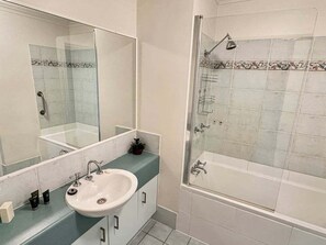 Hair dryer, towels - Tripcony Quays Waterfront Apartment - Unit 18 (Sunshine Coast)