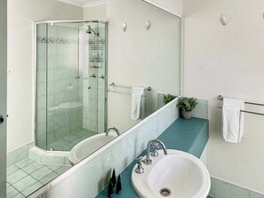 Hair dryer, towels - Tripcony Quays Waterfront Apartment - Unit 18 (Sunshine Coast)