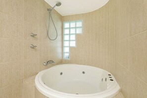 Shower, hair dryer, towels - Cerulean Beachfront Apartment - Unit 5 (Sunshine Coast)