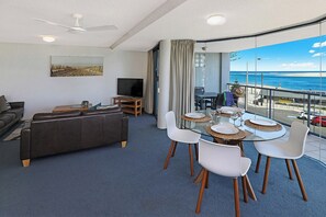Outdoor dining - Cerulean Beachfront Apartment - Unit 5 (Sunshine Coast)