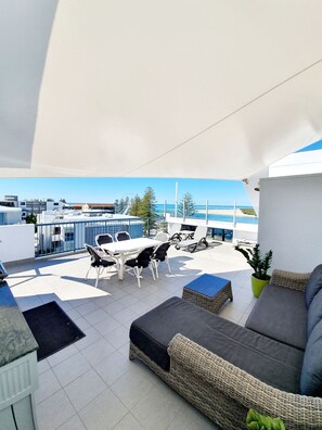 Outdoor dining - Cerulean Beachfront Apartment with Rooftop - Unit 12 (Sunshine Coast)