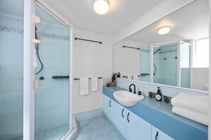 Dusj, hårføner og håndklær