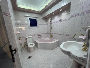 Bañera y ducha independientes, secador de pelo, toallas, jabón