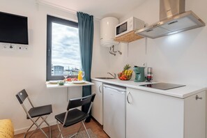Réfrigérateur, micro-ondes, plaque de cuisson, cafetière/bouilloire