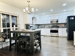 Fridge, microwave, oven, stovetop - Charming 3-bedroom house with pool, jacuzzi bathtub, and WiFi for Masters rental (Evans)