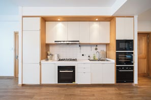 Superior Apartment, City View | Private kitchen